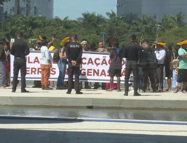 Manifestação Indígena em Brasília Pede Proteção de Territórios no Palácio do Planalto