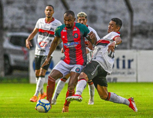 Gol inusitado: Zagueiro marca de cabeça do meio-campo na abertura da Série D