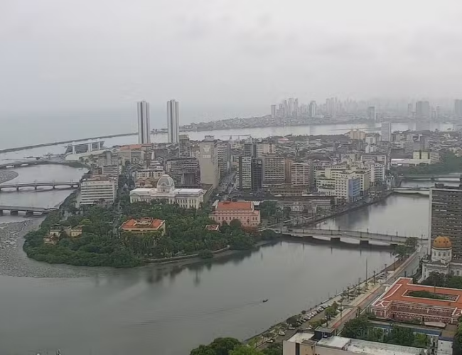Entre a folia e o medo: chuva paralisa Recife no Carnaval