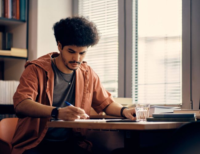 Projeto disponibiliza oportunidades de estudo em instituições de ensino superior por todo o território nacional.