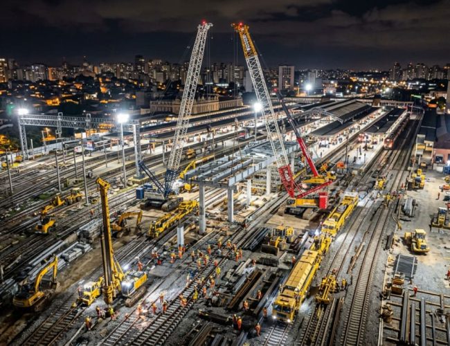China revoluciona construção de linha ferroviária: 1.500 trabalhadores constroem trajeto de alta velocidade em 9 horas e reduzem viagem de 7 horas para 90 minutos.