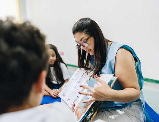 Iniciativa educacional oferece curso gratuito para melhorar a alfabetização no Brasil.