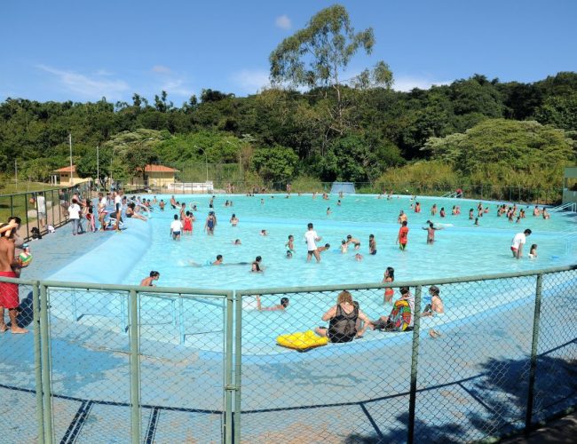 Descubra como participar do “Vai Quem Quer” e os horários de acesso à piscina no Parque Saburo Onoyama, tudo sem custo!