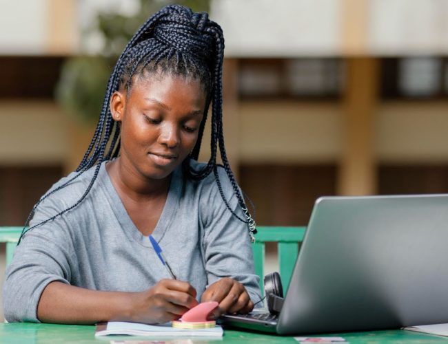 iFood lança programa de bolsas para apoio na finalização do Ensino Médio