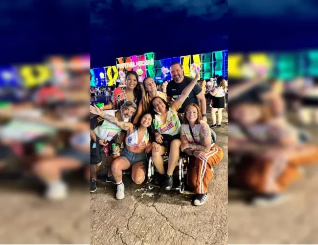 Paciente em tratamento de câncer realiza sonho e é levada de ambulância a festival no DF