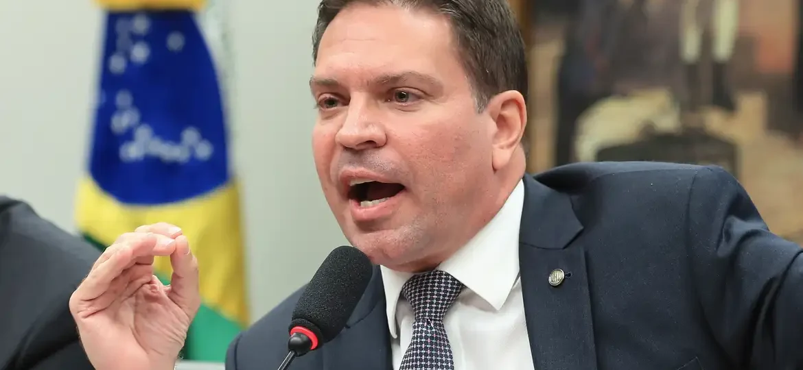 Foragido no Brasil, Alexandre Ramagem cria empresa nos Estados Unidos