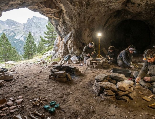 Mistérios nas Alturas: Caverna Pirenaica Revela Lareiras Antigas e Vestígios de Infância a 2235 Metros de Altitude