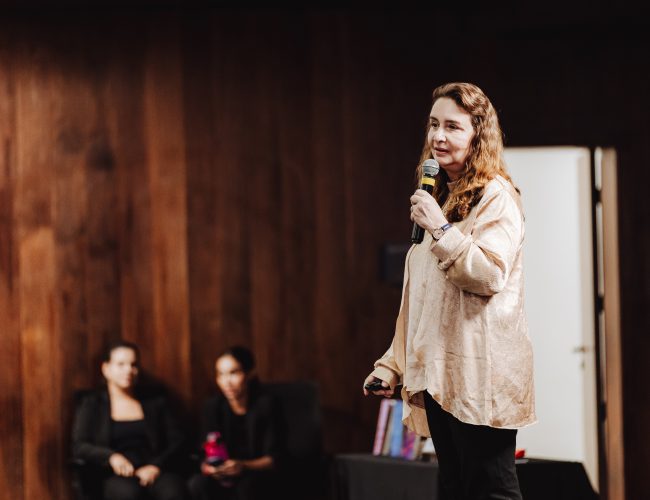 Lúcia Helena Galvão apresenta palestra sobre procrastinação, disciplina e superação emocional em Goiânia