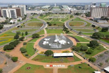 Descubra o funcionamento dos ônibus turísticos e os pontos de informação para explorar Brasília