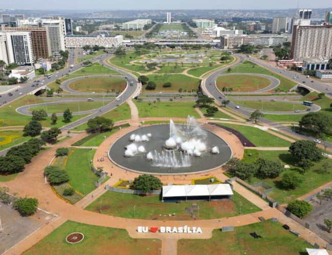 Descubra o funcionamento dos ônibus turísticos e os pontos de informação para explorar Brasília