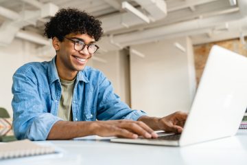 Estudo investiga a desconexão entre a juventude e as oportunidades profissionais
