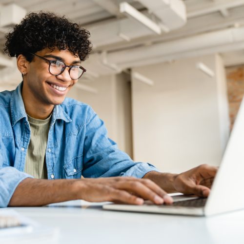 Estudo investiga a desconexão entre a juventude e as oportunidades profissionais