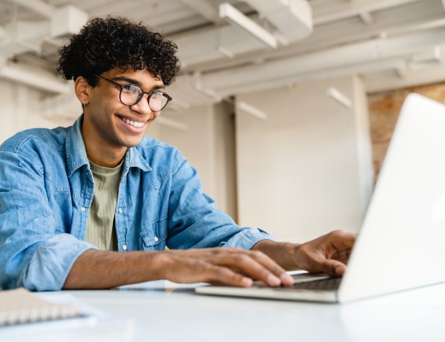 Estudo investiga a desconexão entre a juventude e as oportunidades profissionais