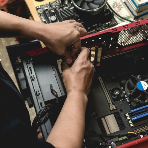 Kingston lança programa com 10 mil vagas para curso gratuito de montagem de computadores