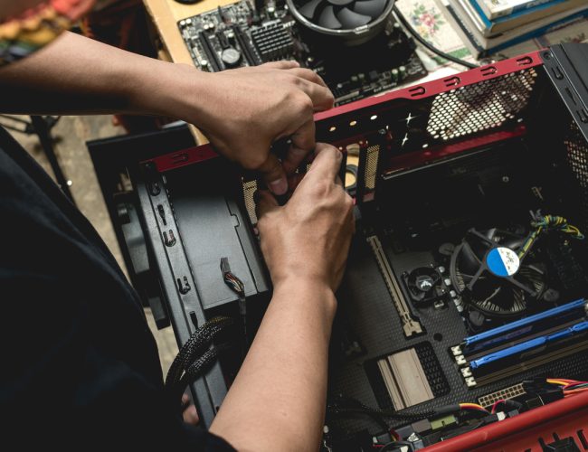Kingston lança programa com 10 mil vagas para curso gratuito de montagem de computadores
