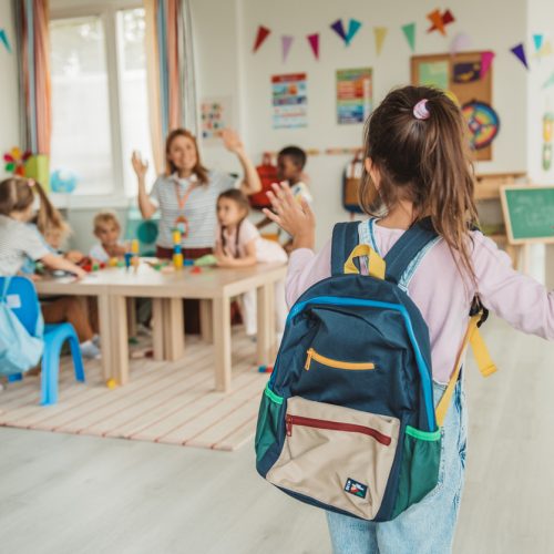 Colaboração entre pais e instituições de ensino pode suavizar o retorno às aulas