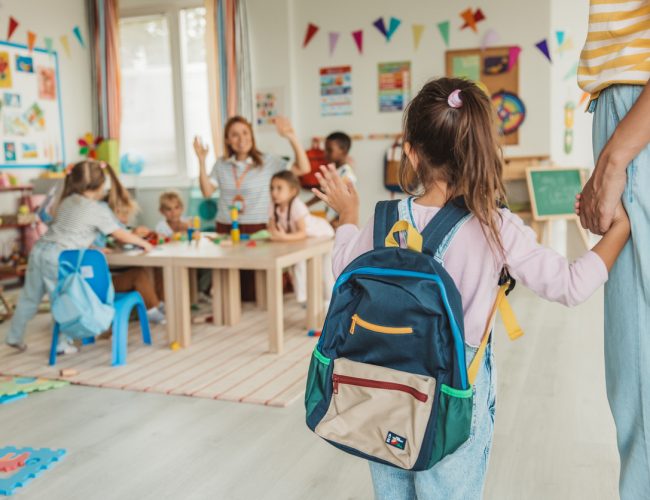 Colaboração entre pais e instituições de ensino pode suavizar o retorno às aulas