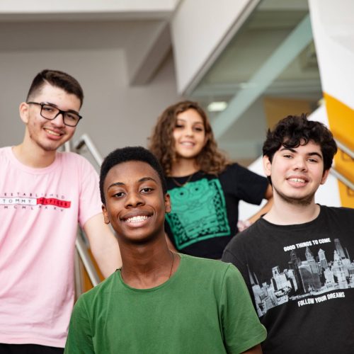 Iniciativa disponibiliza bolsas de estudos para estudantes da educação pública