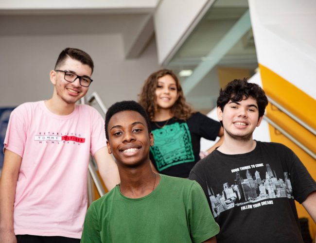 Iniciativa disponibiliza bolsas de estudos para estudantes da educação pública
