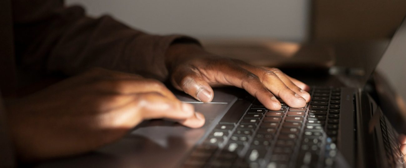 Suspeitos de disseminação de fake news e conspiração permanecem ativos nas redes sociais em 2026