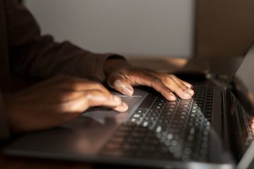 Suspeitos de disseminação de fake news e conspiração permanecem ativos nas redes sociais em 2026
