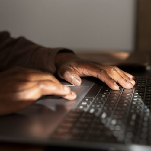 Suspeitos de disseminação de fake news e conspiração permanecem ativos nas redes sociais em 2026