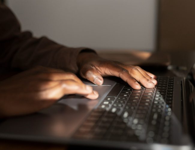 Suspeitos de disseminação de fake news e conspiração permanecem ativos nas redes sociais em 2026