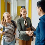 Como facilitar a adaptação de crianças e adolescentes durante a troca de escola no meio do ano: 5 orientações essenciais