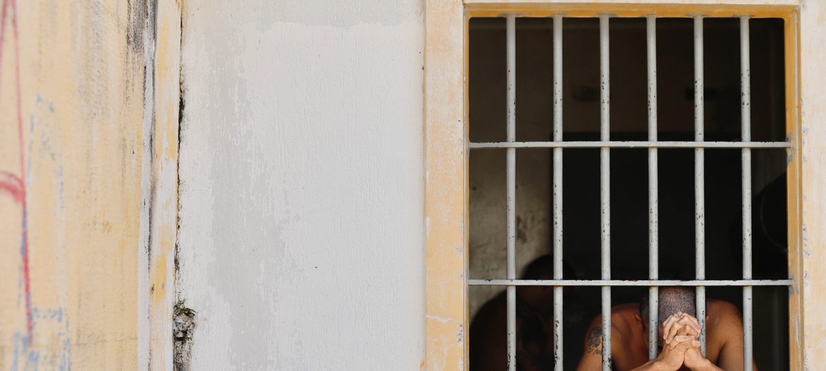 Famílias de presos enfrentam despesas de R$ 4 bilhões anuais em visitas devido a limitações no auxílio-reclusão