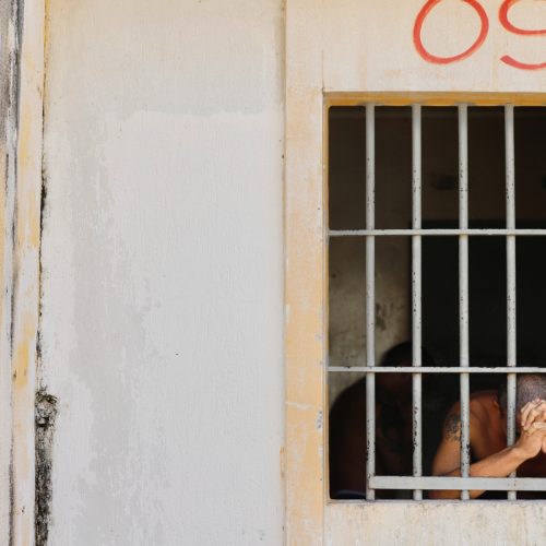 Famílias de presos enfrentam despesas de R$ 4 bilhões anuais em visitas devido a limitações no auxílio-reclusão