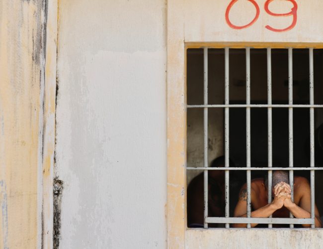 Famílias de presos enfrentam despesas de R$ 4 bilhões anuais em visitas devido a limitações no auxílio-reclusão