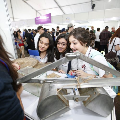Feira gratuita da USP ajuda a escolher profissão e curso