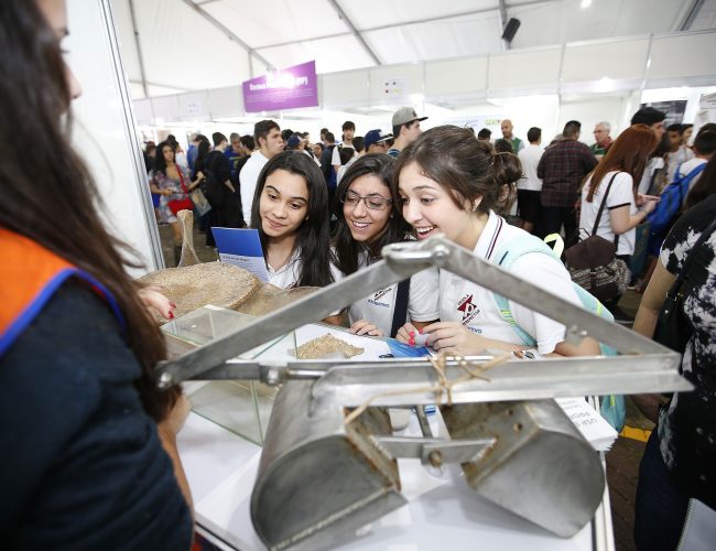 Feira gratuita da USP ajuda a escolher profissão e curso