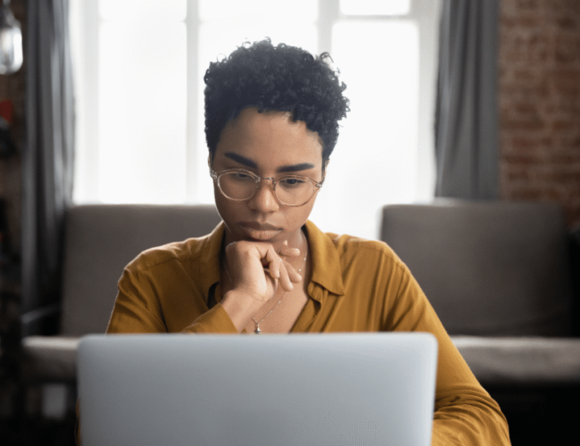Pensamento crítico na era da inteligência artificial: 7 dicas para desenvolver essa habilidade