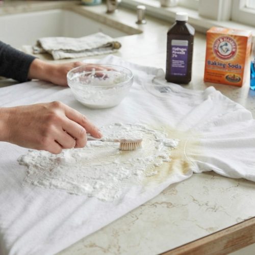 Como lavar camisetas com manchas de suor e deixá-las com aparência de novas