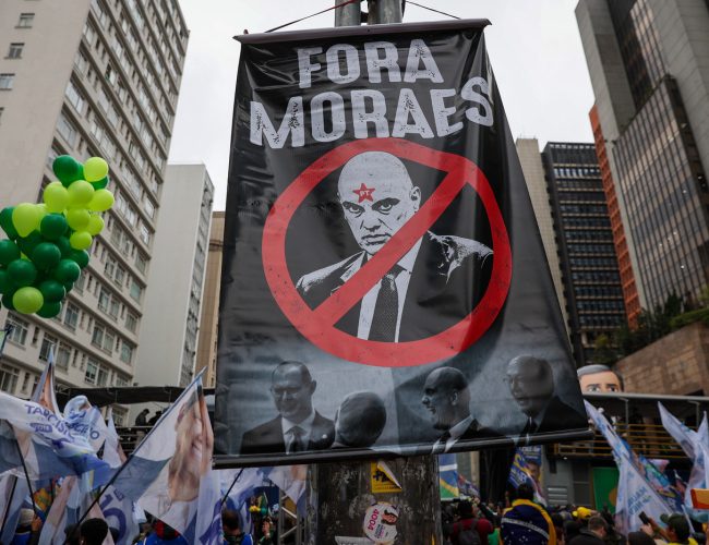 Juristas alertam para possível fragilização do STF diante de interesses políticos com a eleição de Flávio