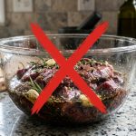 Marinando com segurança: no Canadá, a recomendação é deixar a carne na geladeira e não à temperatura ambiente.