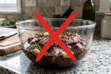 Marinando com segurança: no Canadá, a recomendação é deixar a carne na geladeira e não à temperatura ambiente.